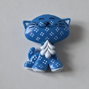 Vintage Avon 1973 Blue and White Cat Solid Perfume Brooch